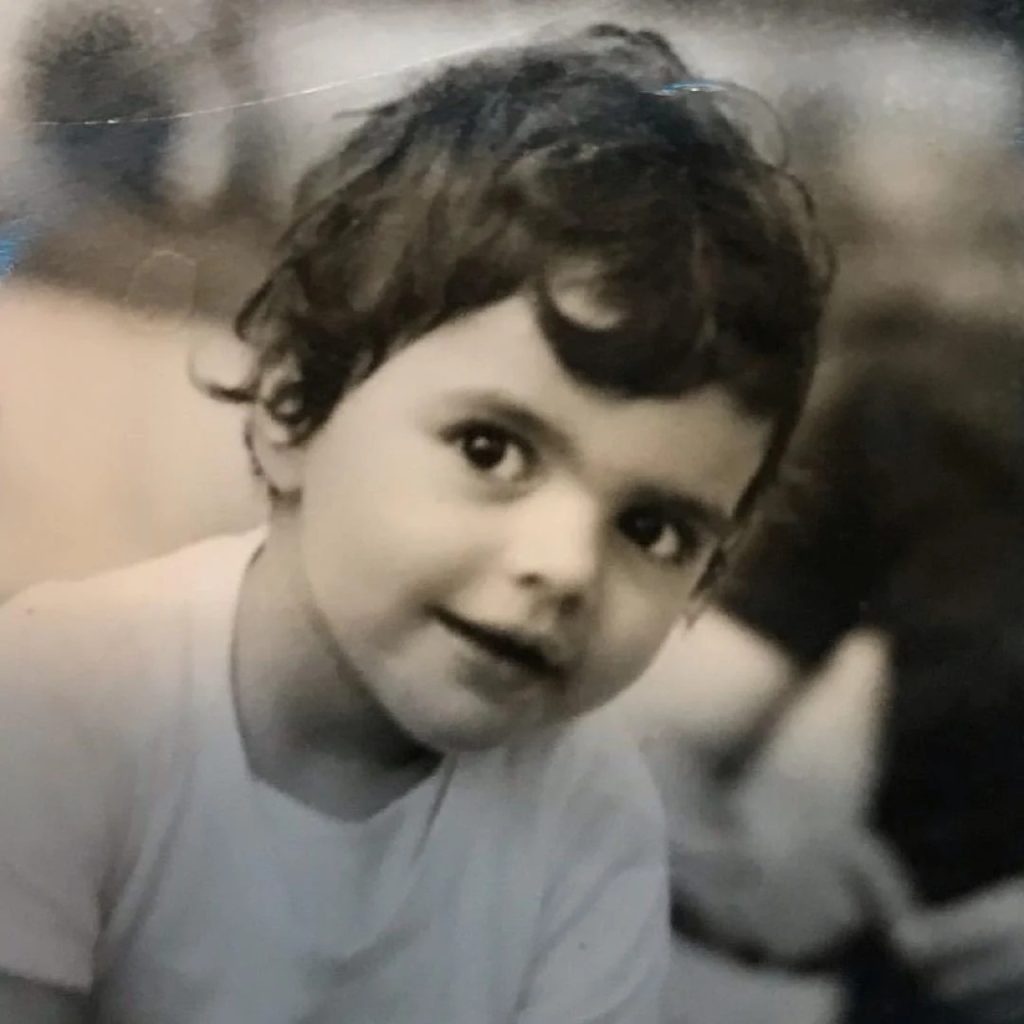 Αναγνωρίζετε το παιδάκι της φωτογραφίας; – Είναι πολύ γνωστή Ελληνίδα ηθοποιός