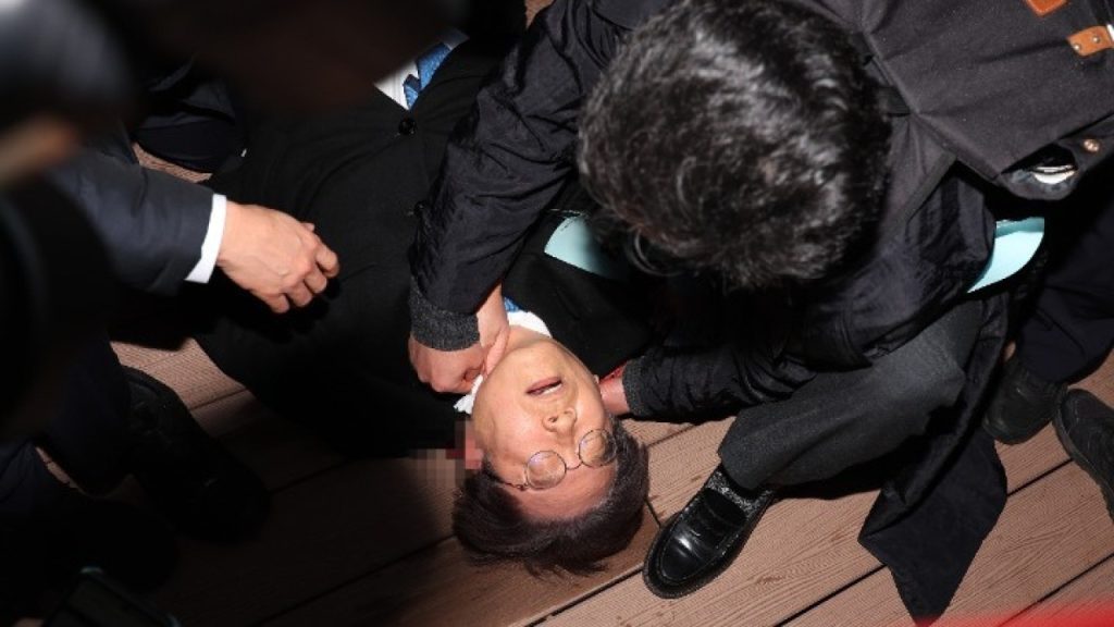 Ο ηγέτης της αντιπολίτευσης στη Ν. Κορέα, δέχθηκε επίθεση με μαχαίρι - Τραυματίστηκε στον λαιμό - Άγνωστα τα κίνητρα