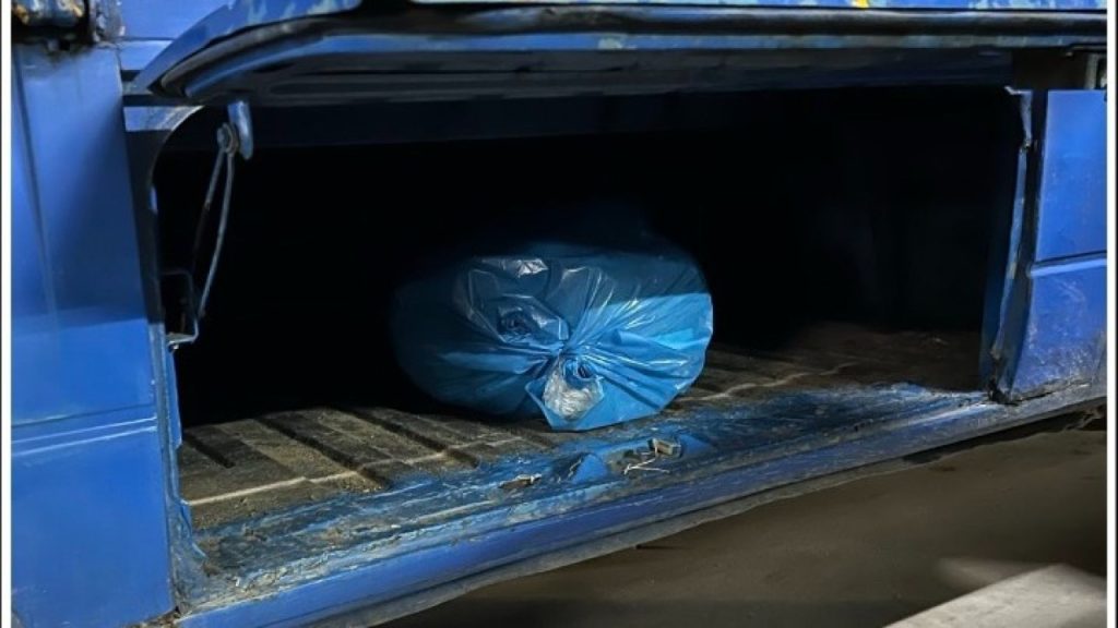 Κρύπτη σε φορτηγό, 55χρονου οδηγού, αποκάλυψε 5,5 κιλά κάνναβη
