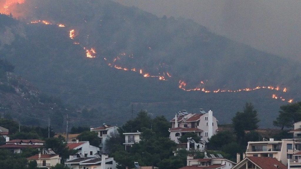 Φωτιά στην βορειοανατολική Αττική: Σκληρή μάχη σε δύο μέτωπα, Γραμματικό και Καλλιτεχνούπολη