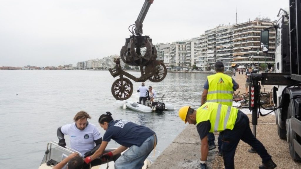 Ανασύρθηκαν πατίνια και ποδήλατα από το βυθό του Θερμαϊκού σε καθαρισμό από τον ΟΛΘ